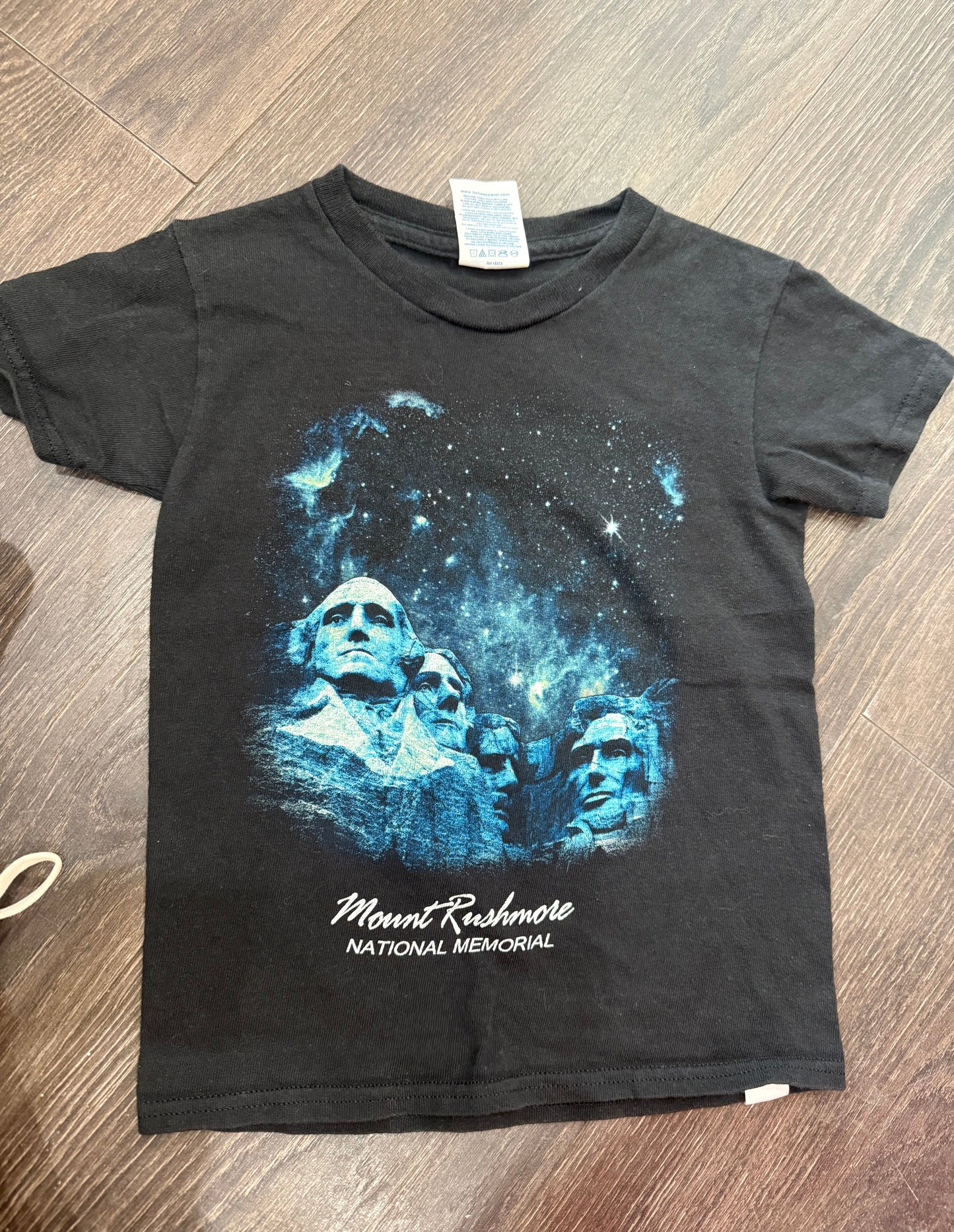 mount rushmore tee size xs