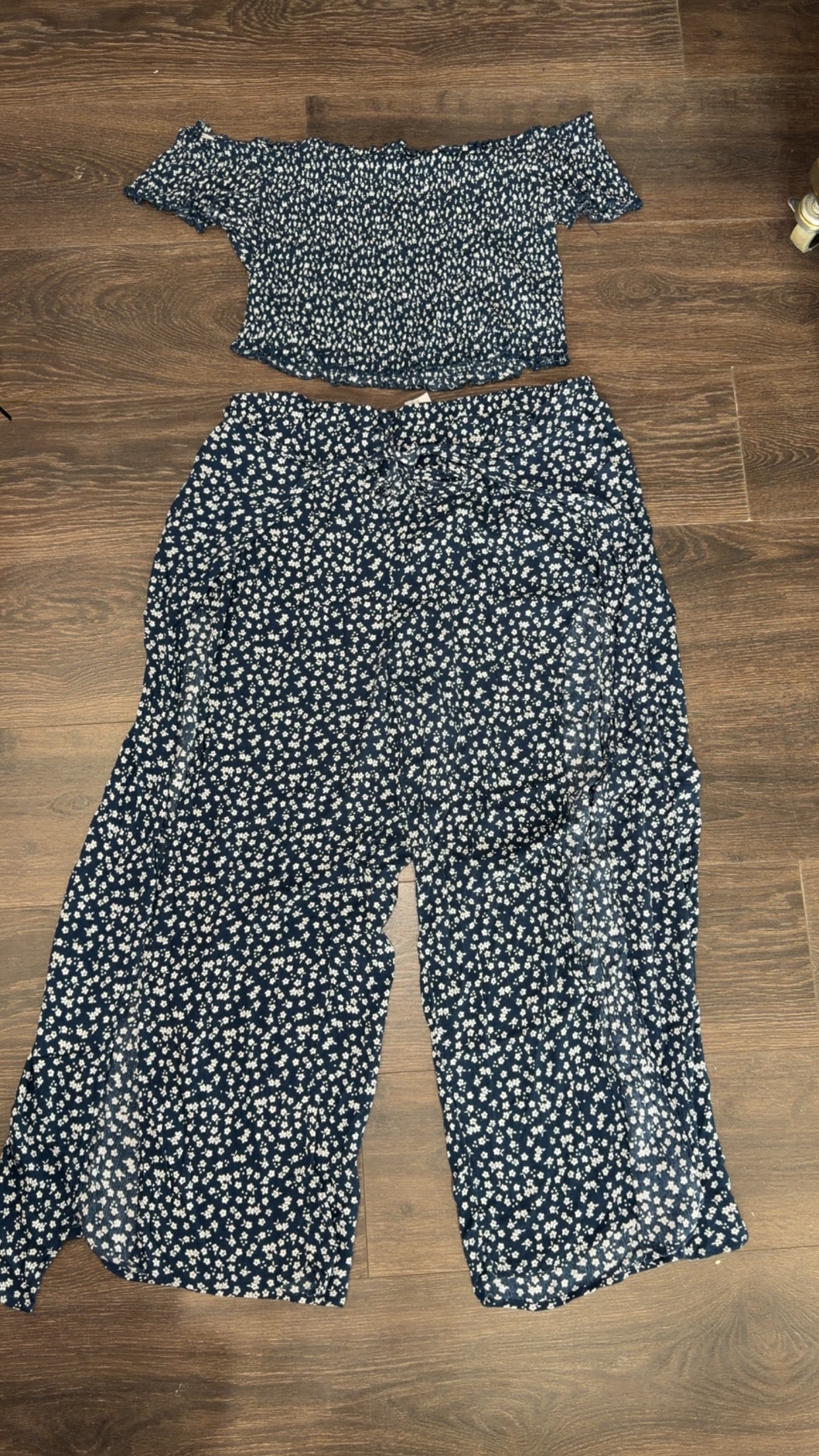 No Boundaries size 3XL.. has slit in the legs