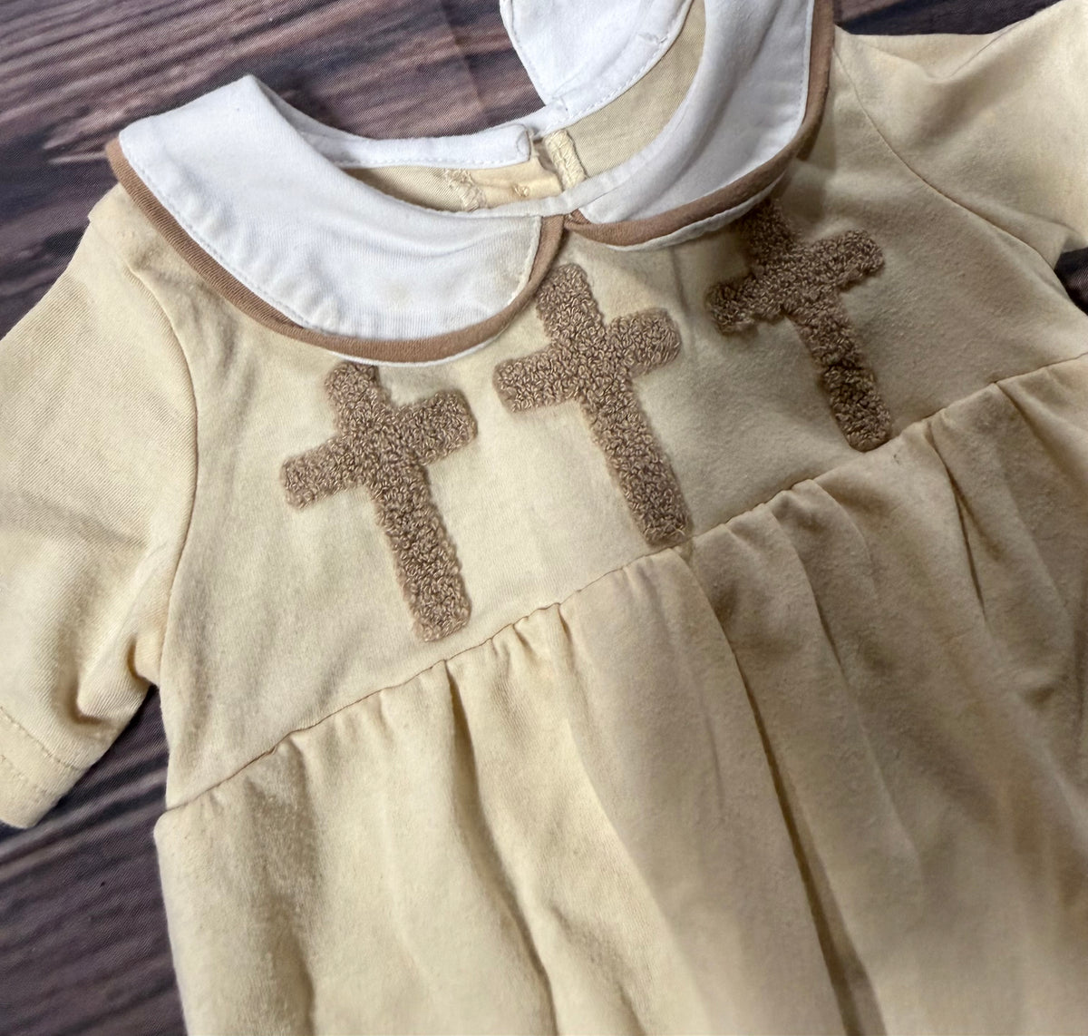 6m..has staining on collar