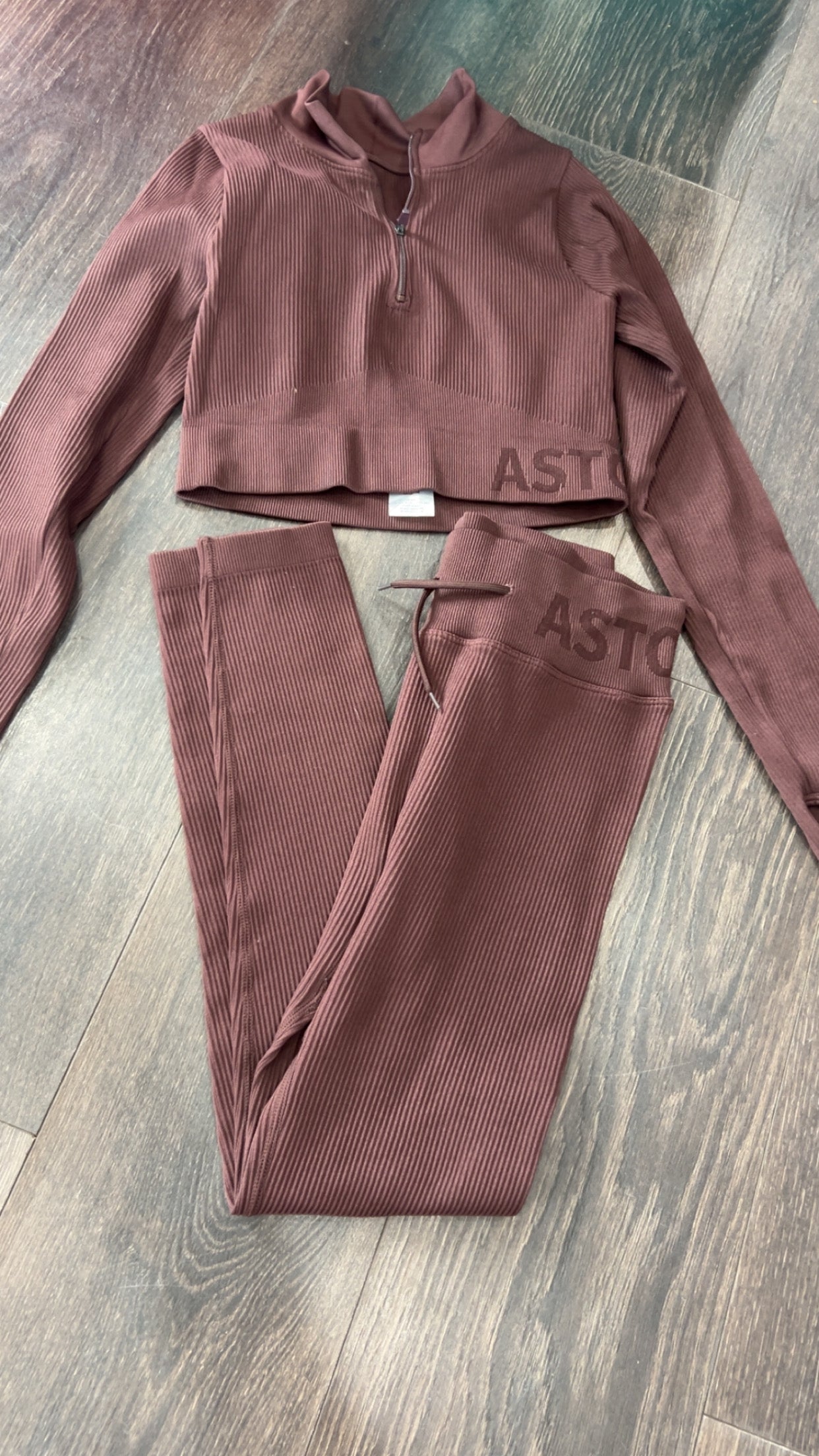 Size medium.. looks more like a size small