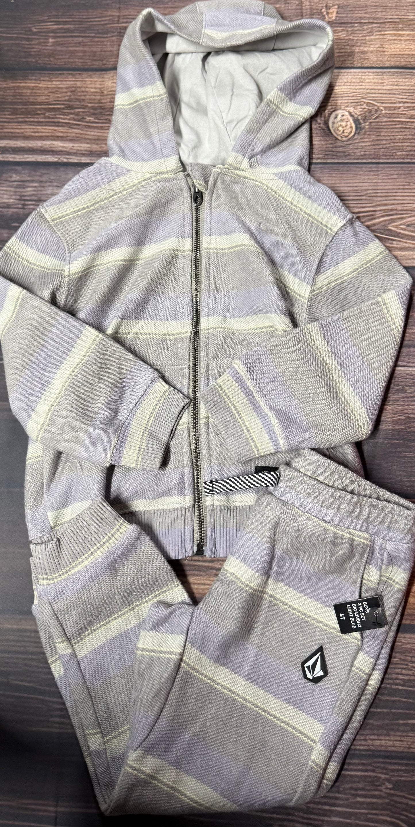 Nwt Volcom 4T..$54 new