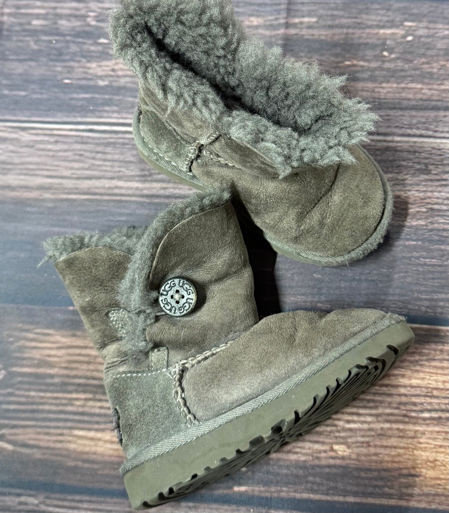 UGG 8