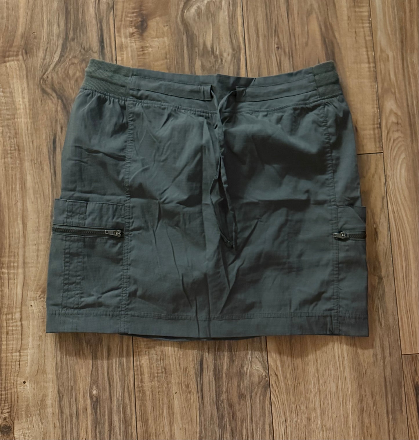 Tē verde small..shorts underneath