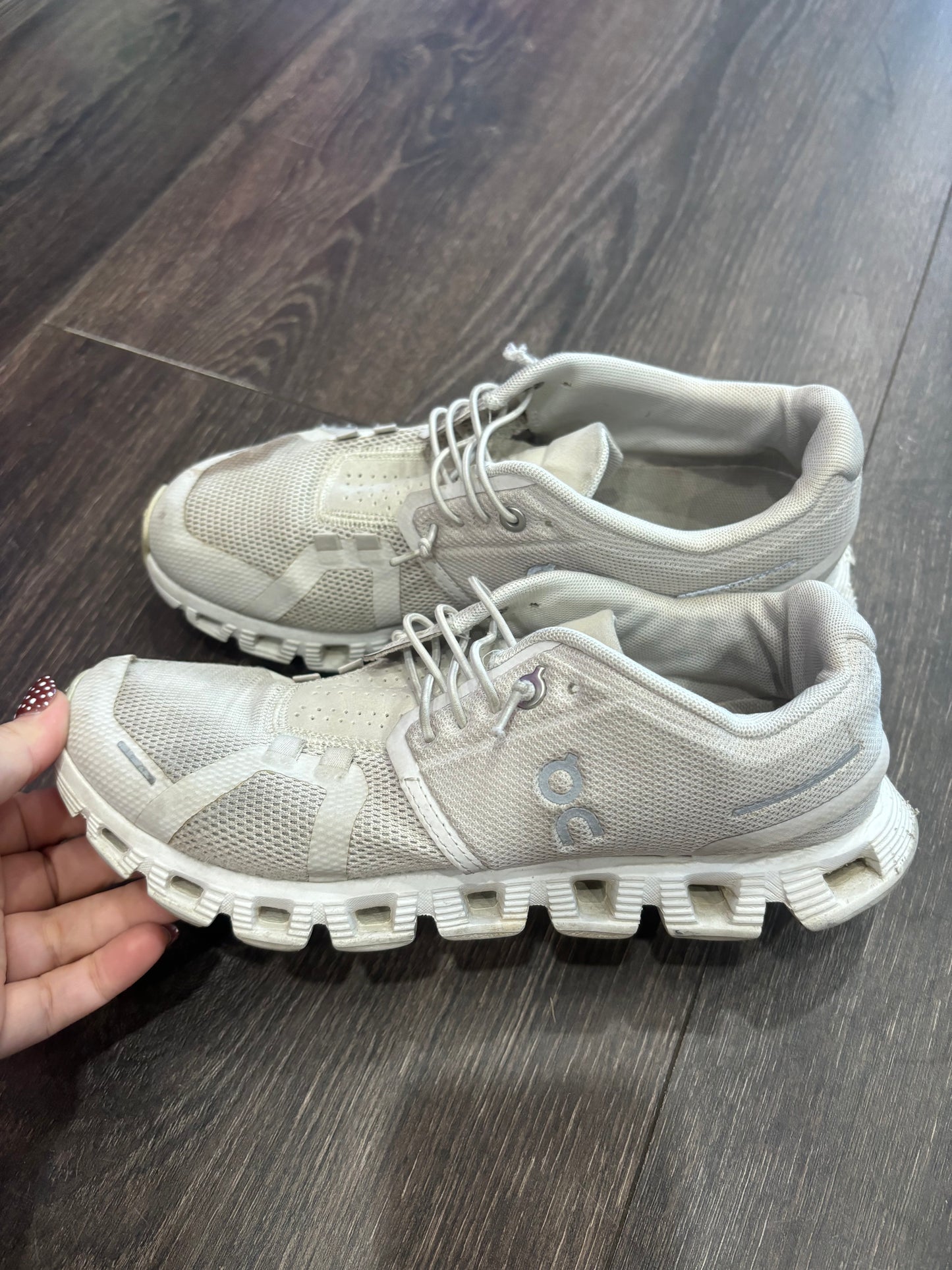 on clouds 7 has light staining on one shoe