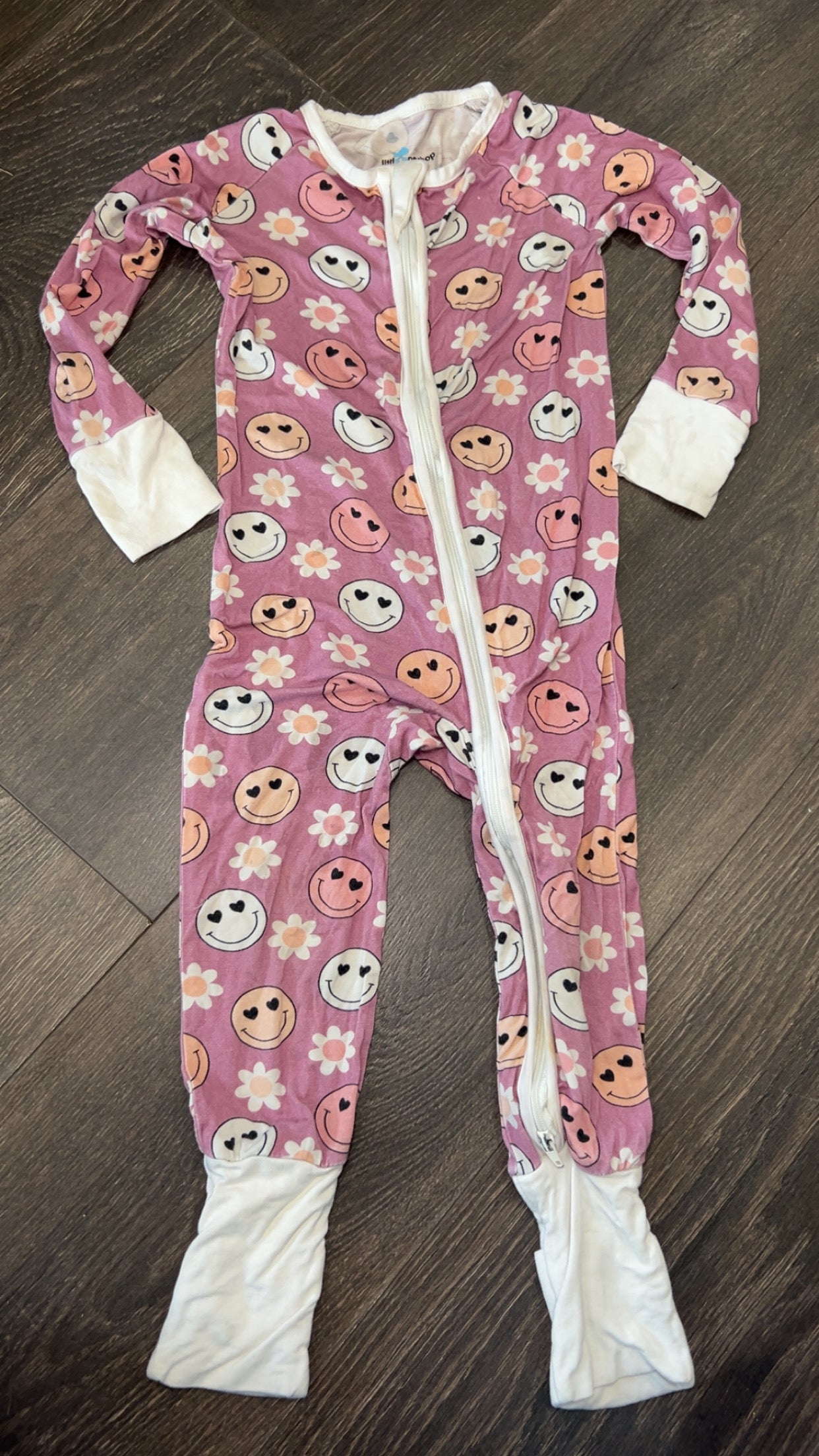 Little One Shop 18/24m.. has slight staining