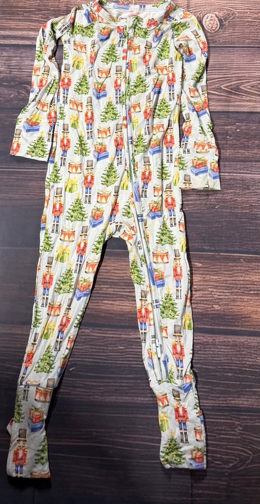 Poppy! 12-18m bamboo..has tiny staining by neck