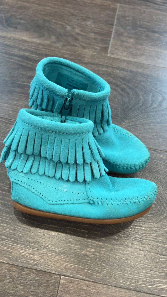 Minnetonka size 9
