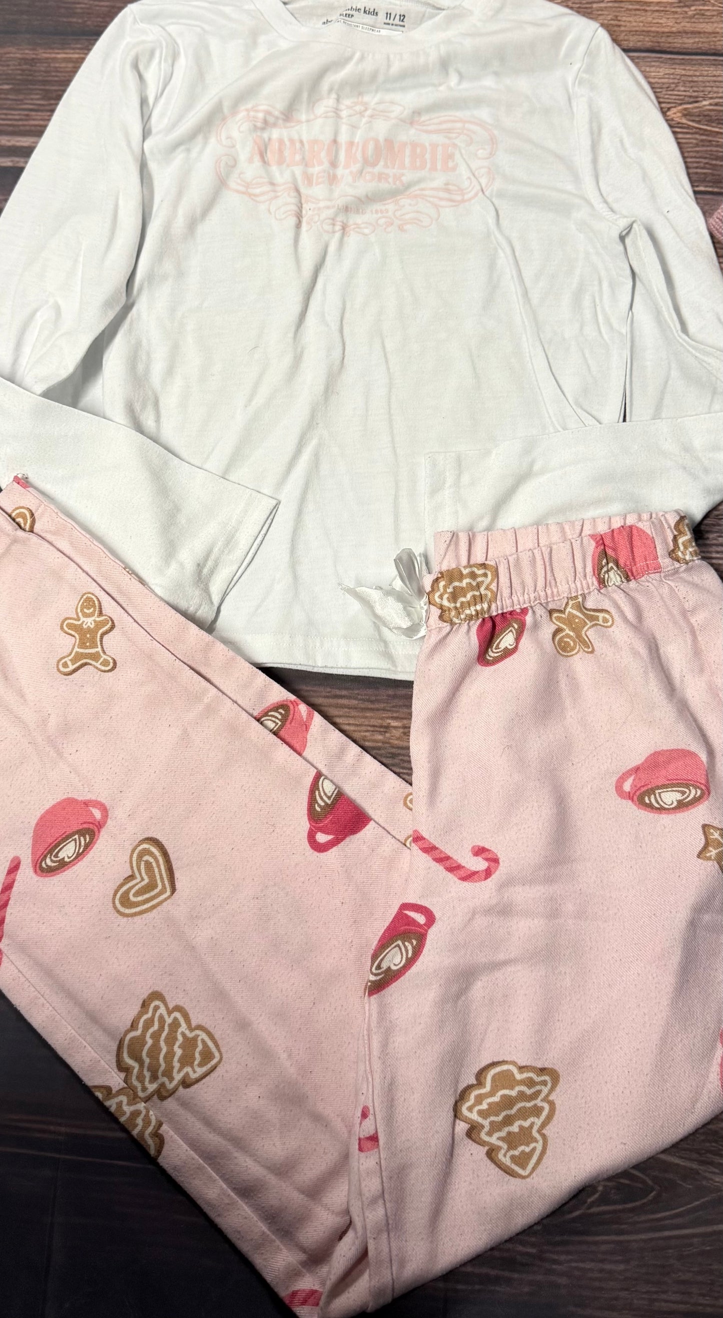 Abercrombie kids 11/12..small staining on ends of pants cuff