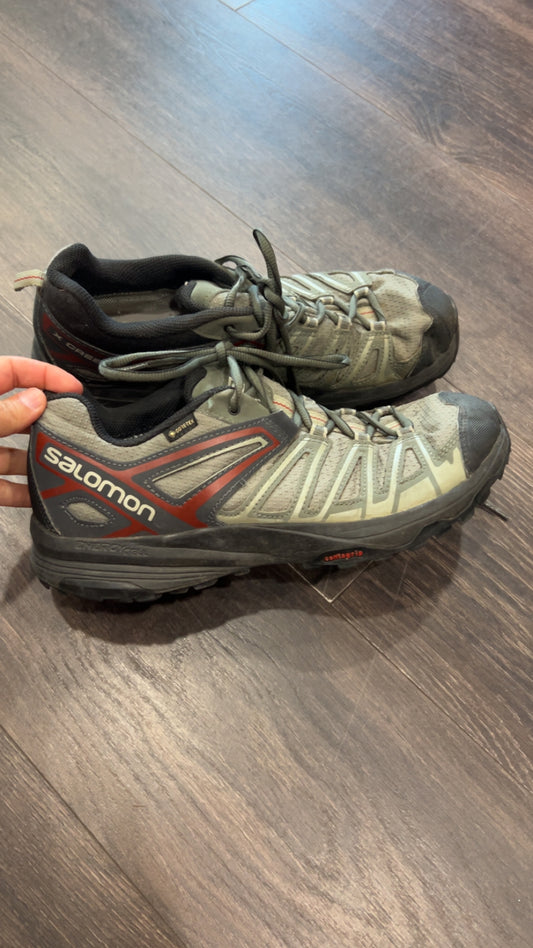 Salomon size 10.. retail $170