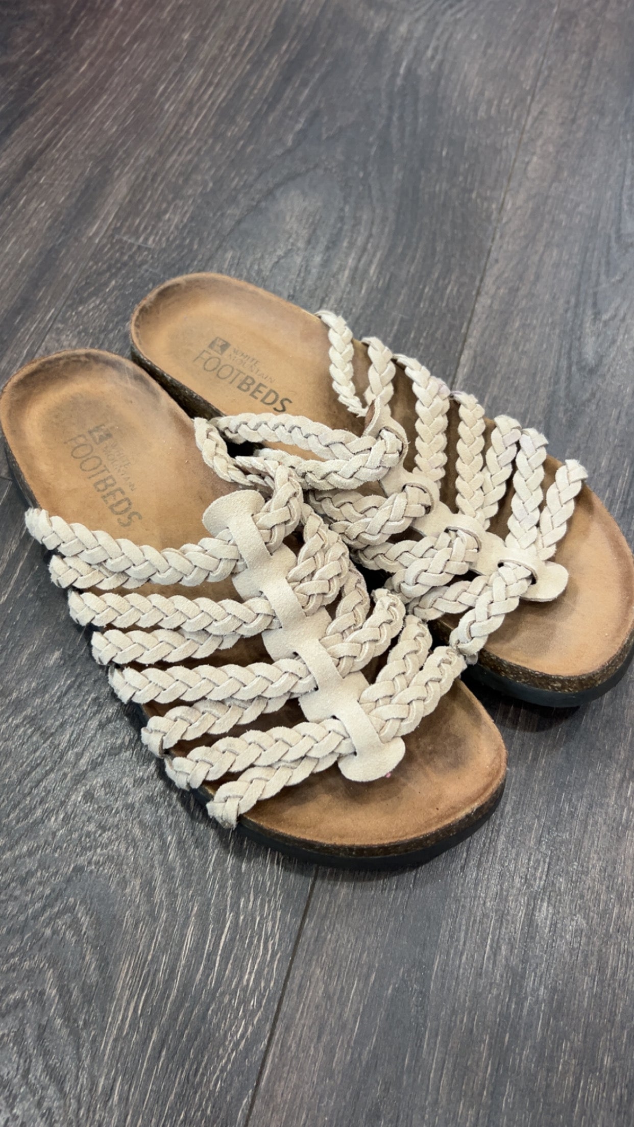 White Mountain size 8.. retail $60. Look brand new