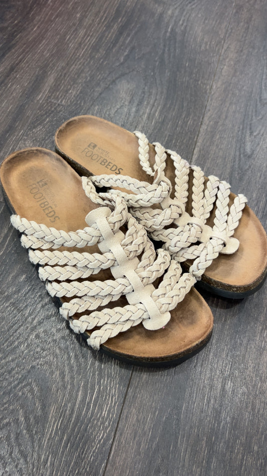 White Mountain size 8.. retail $60. Look brand new