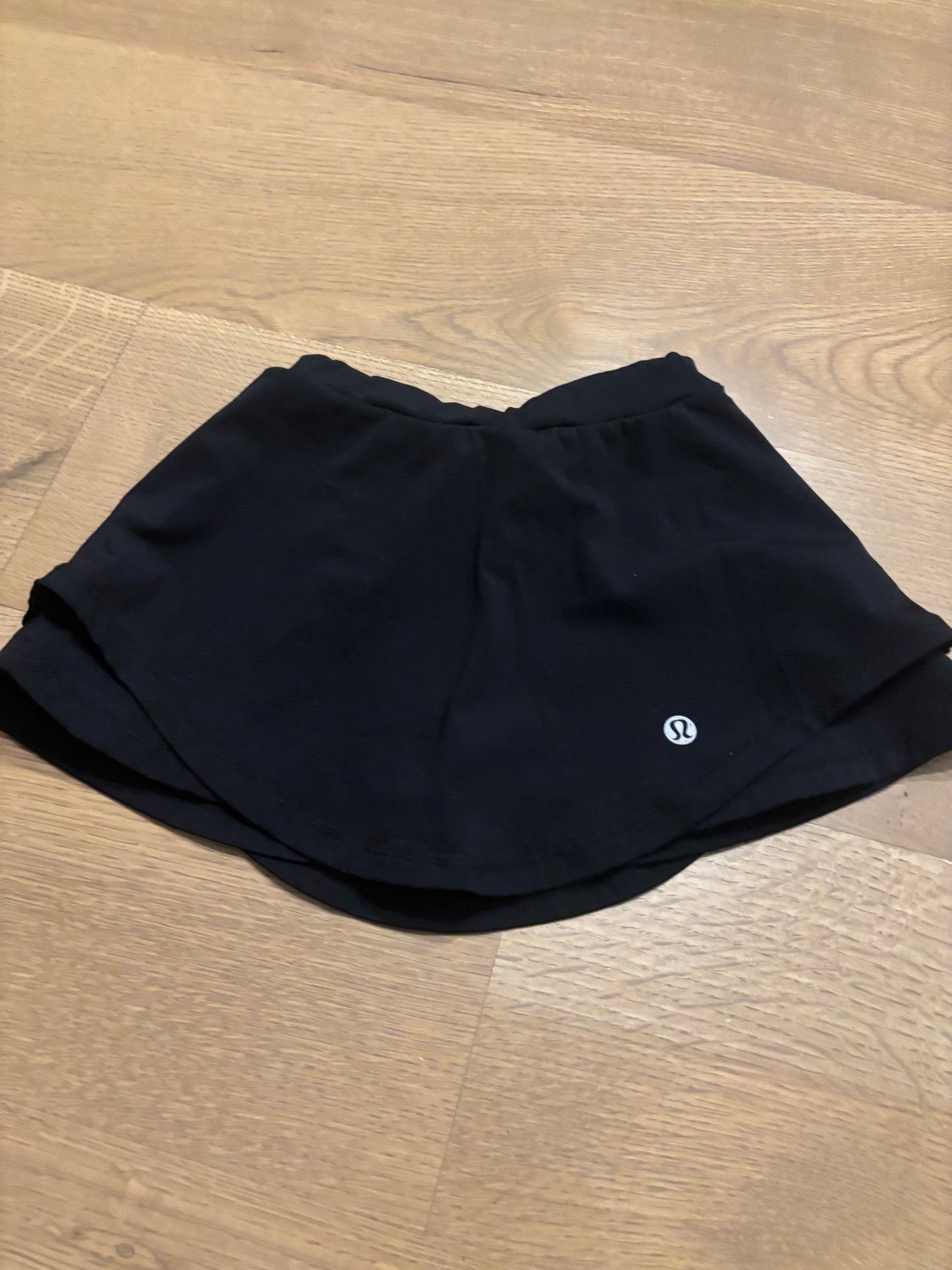 lululemon dupe size 6/7 girls has shorts under