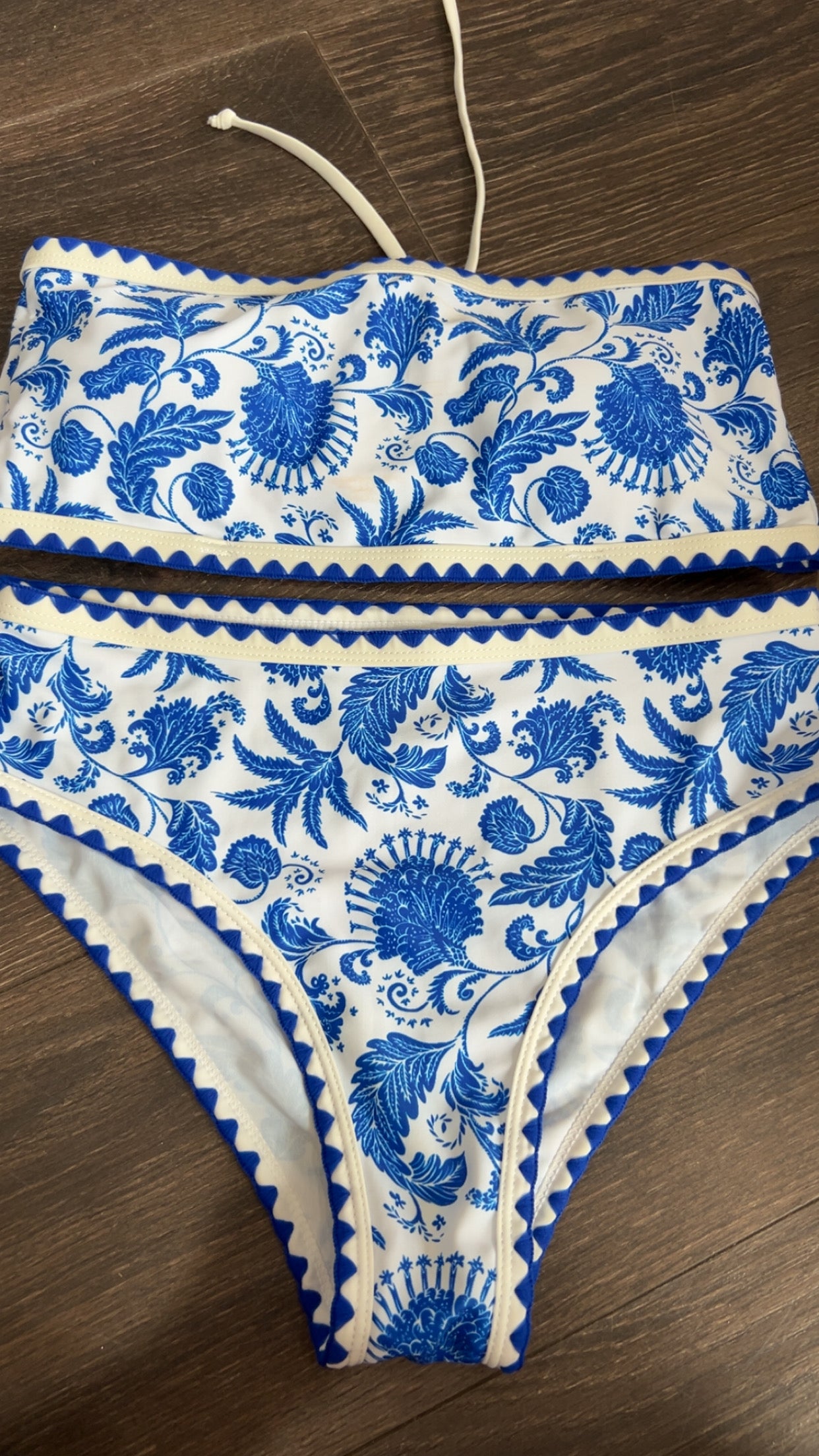 Medium 2pc.. small spot