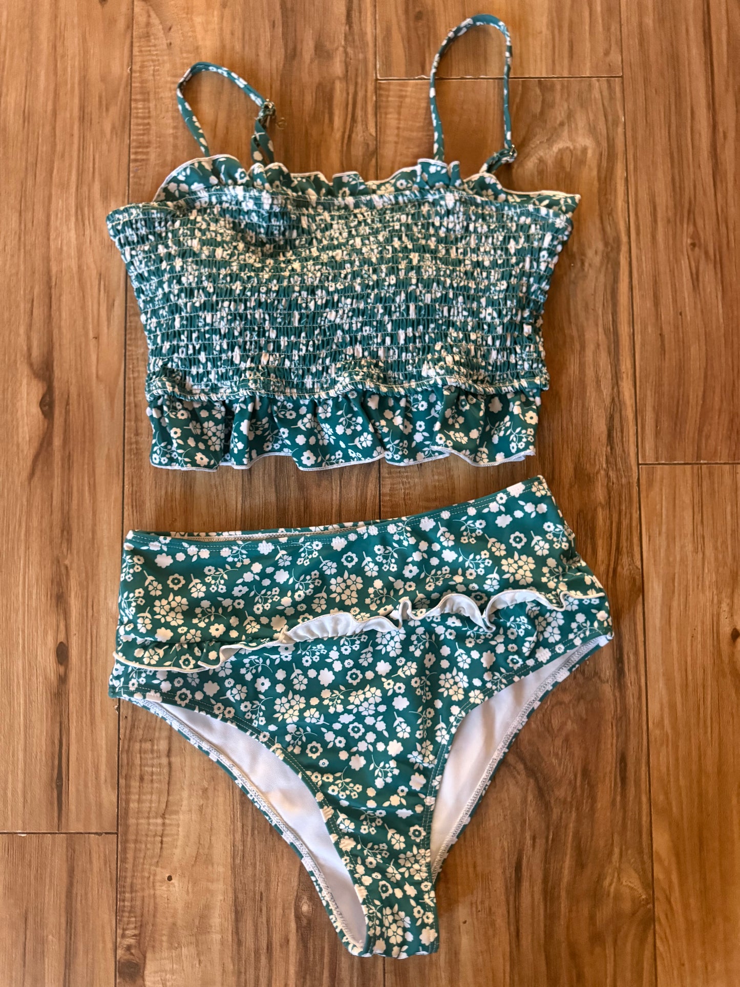 Medium top/small bottoms