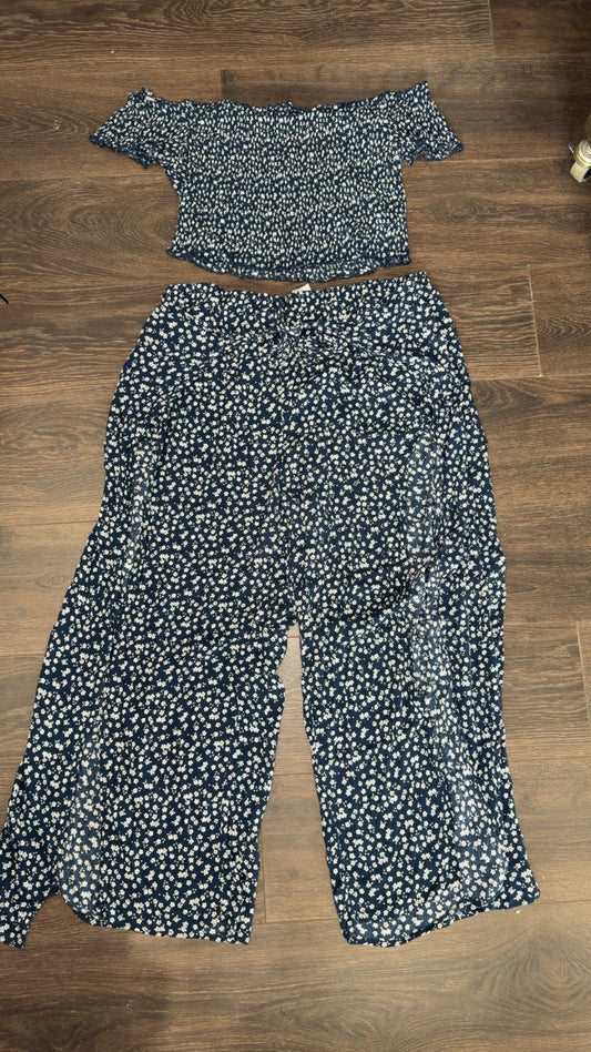 No Boundaries size 3XL.. has slit in the legs