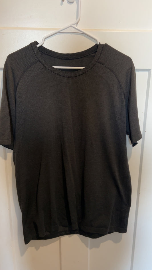 Lululemon Metal Vent Tech size large.. retails $78