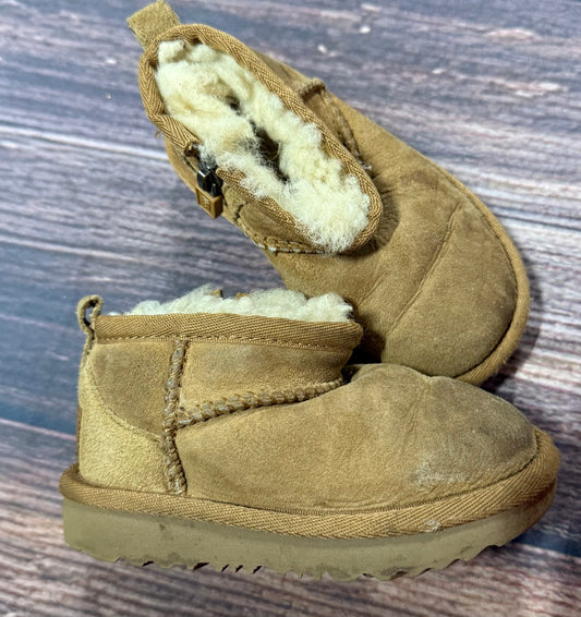 UGG 6