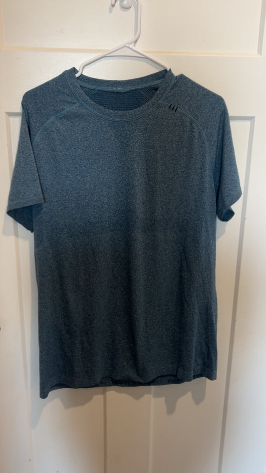 Lululemon Metal Vent Tech size large.. retails $78