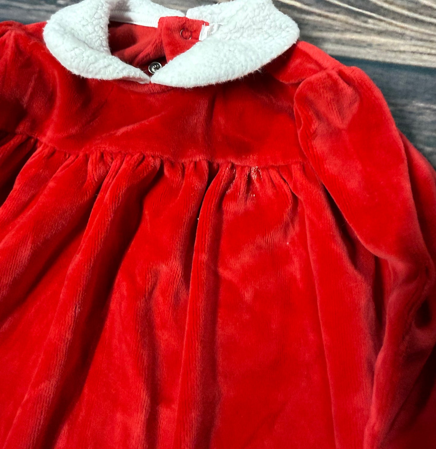 Kissy kissy 6-9m..has a small spot