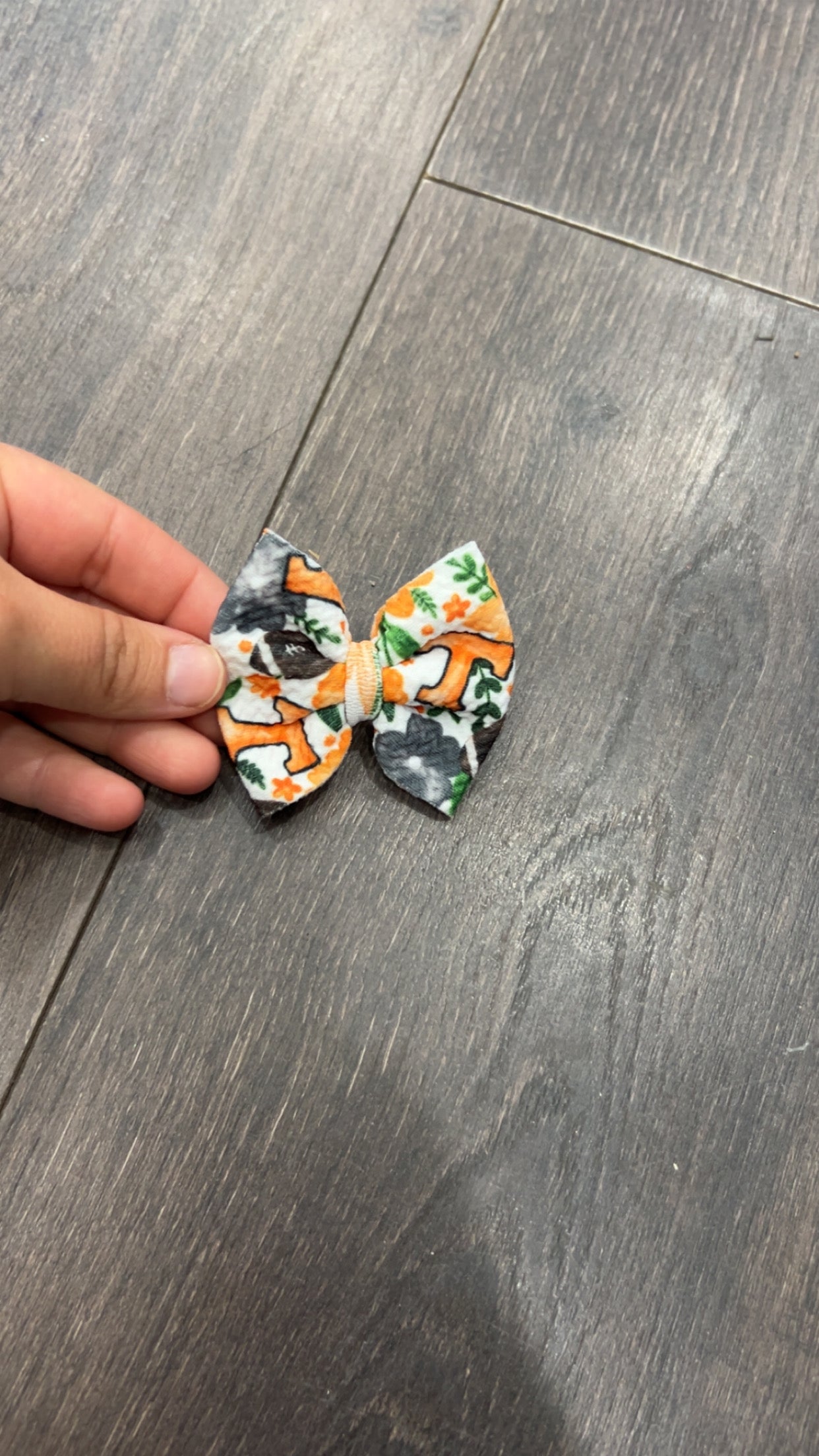 Clip bow