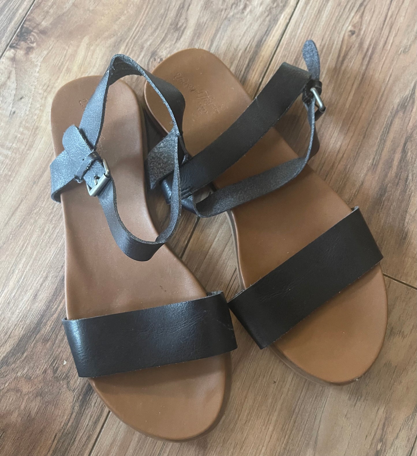 Universal Thread 8 sandals