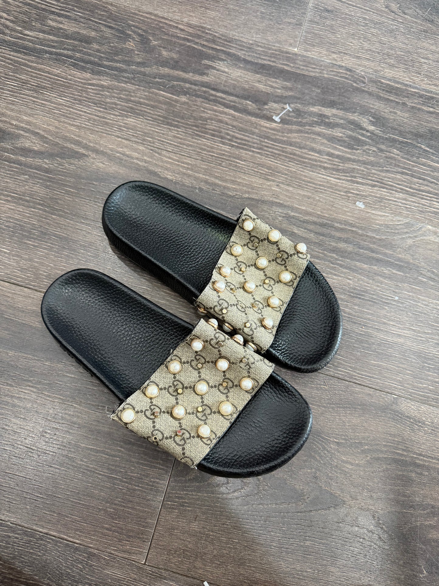 Gucci size 9 has wear