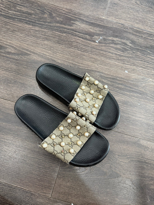 Gucci size 9 has wear