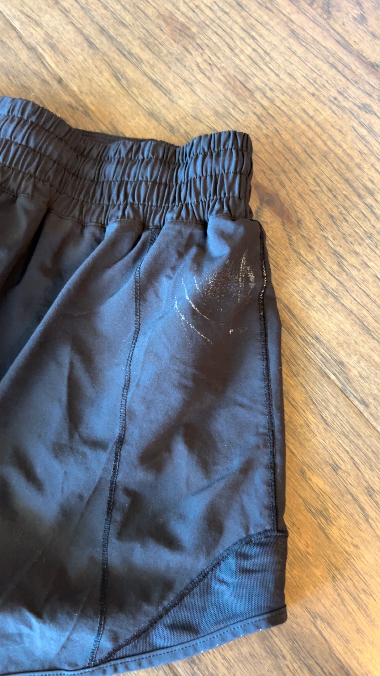 Lululemon hotty hot high rise 4” size 6.. staining on bottom