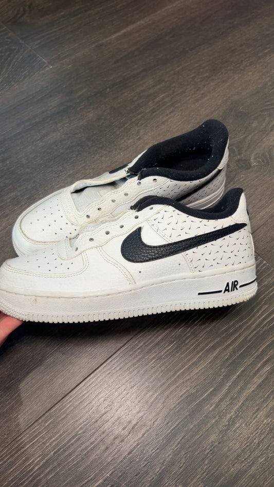 Nike 4.5Y.. missing shoe strings