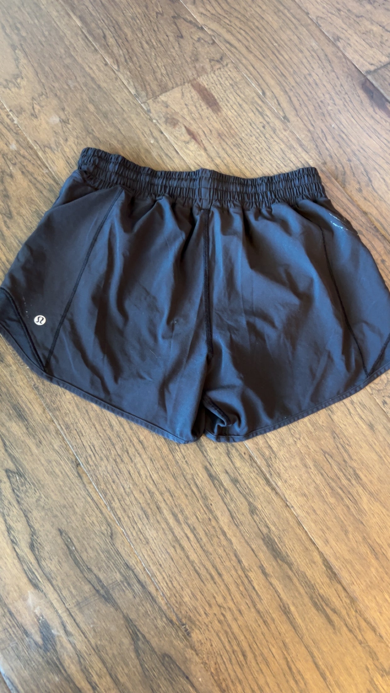 Lululemon hotty hot high rise 4” size 6.. staining on bottom