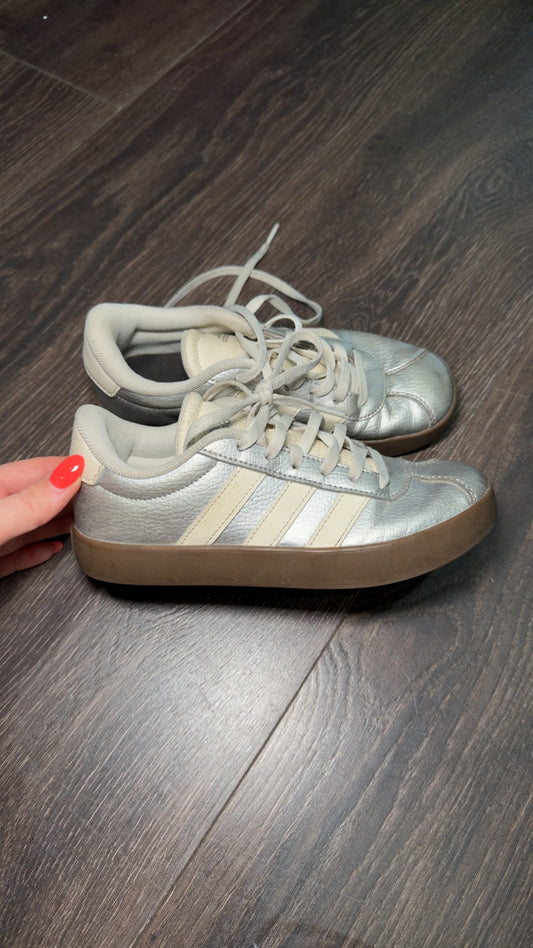 Adidas size 1.5Y