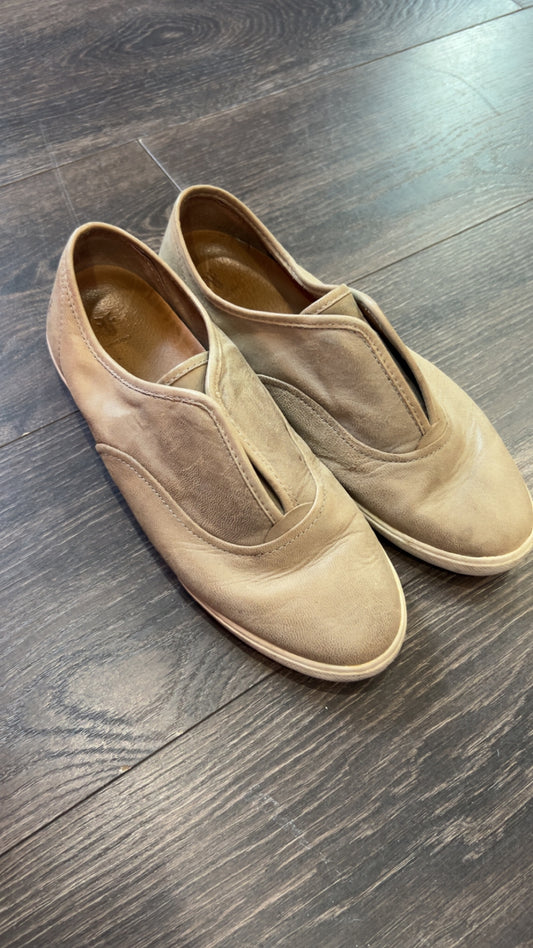 Frye women’s size 11.. retail $148