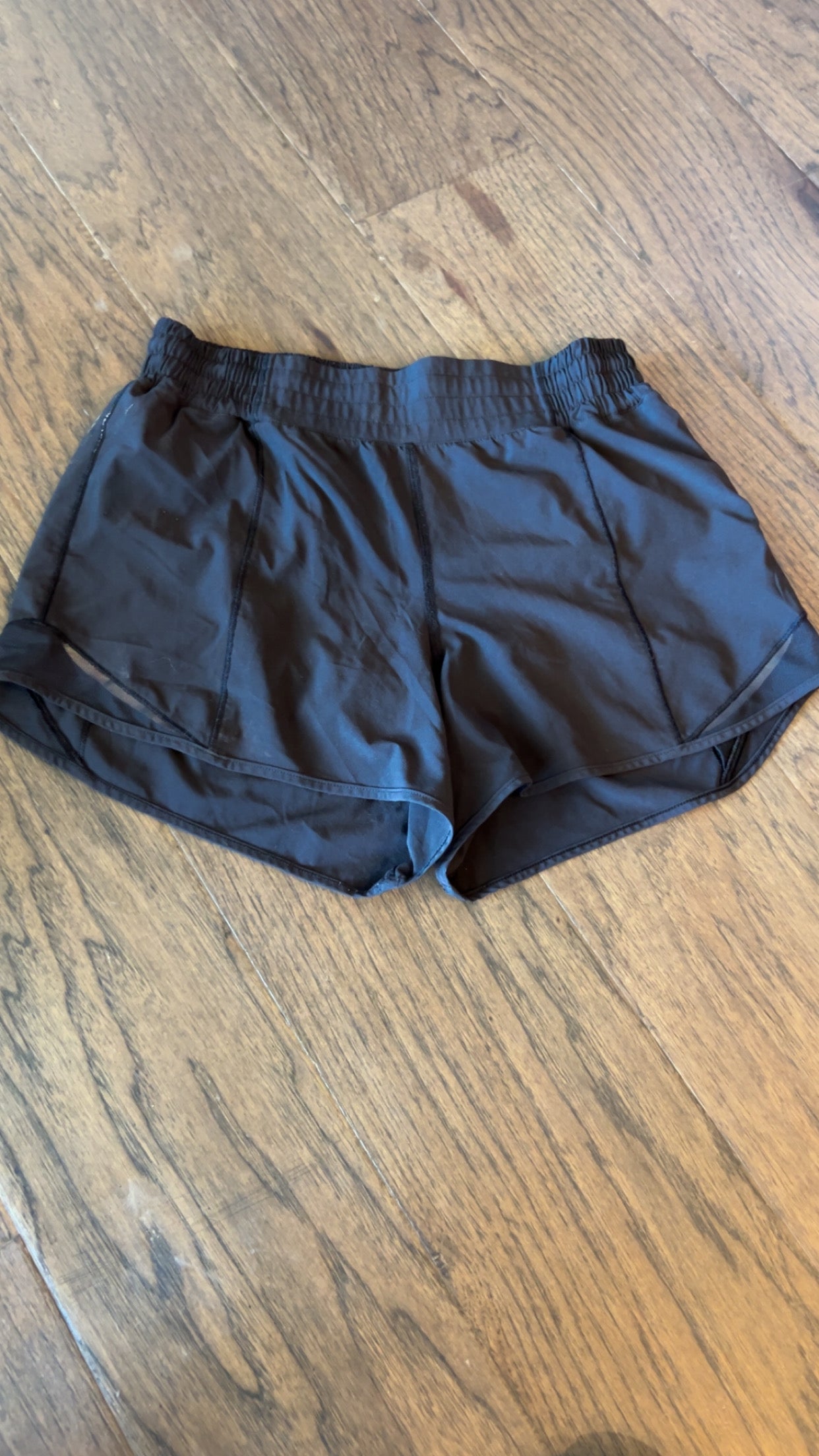 Lululemon hotty hot high rise 4” size 6.. staining on bottom