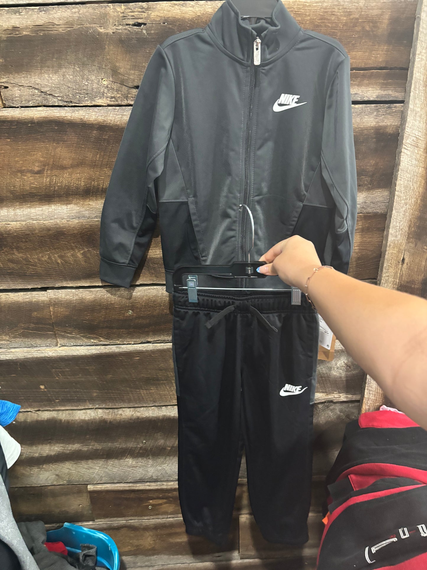 NWT Nike size 6